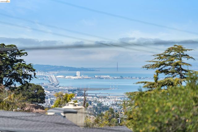 5800 Saint Paul Ct, Oakland, CA 94618