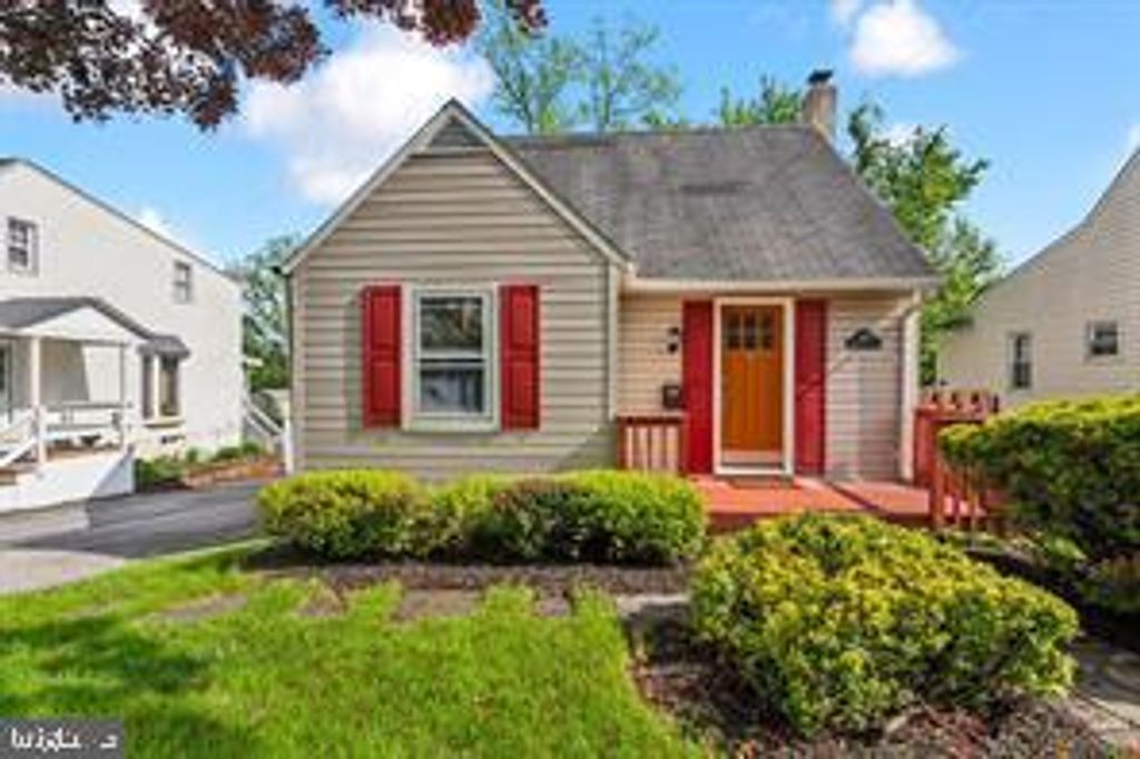 909 OLD LANCASTER RD, Berwyn, PA 19312
