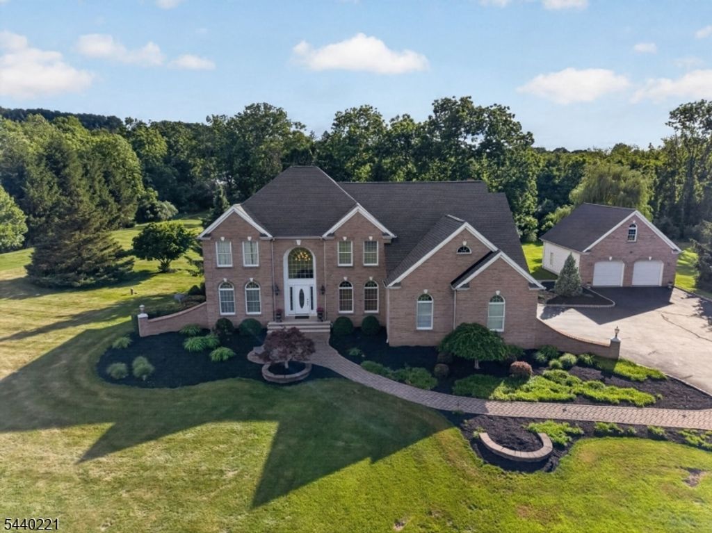 9 Stone Barn Rd, Franklin Twp., NJ 08867