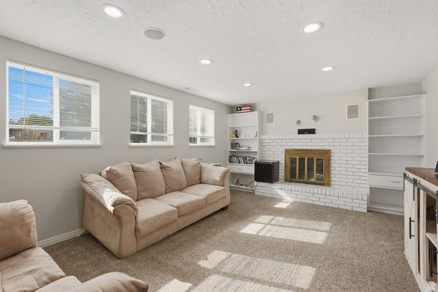 914 W 2600 N, Clinton, UT 84015