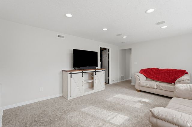 914 W 2600 N, Clinton, UT 84015