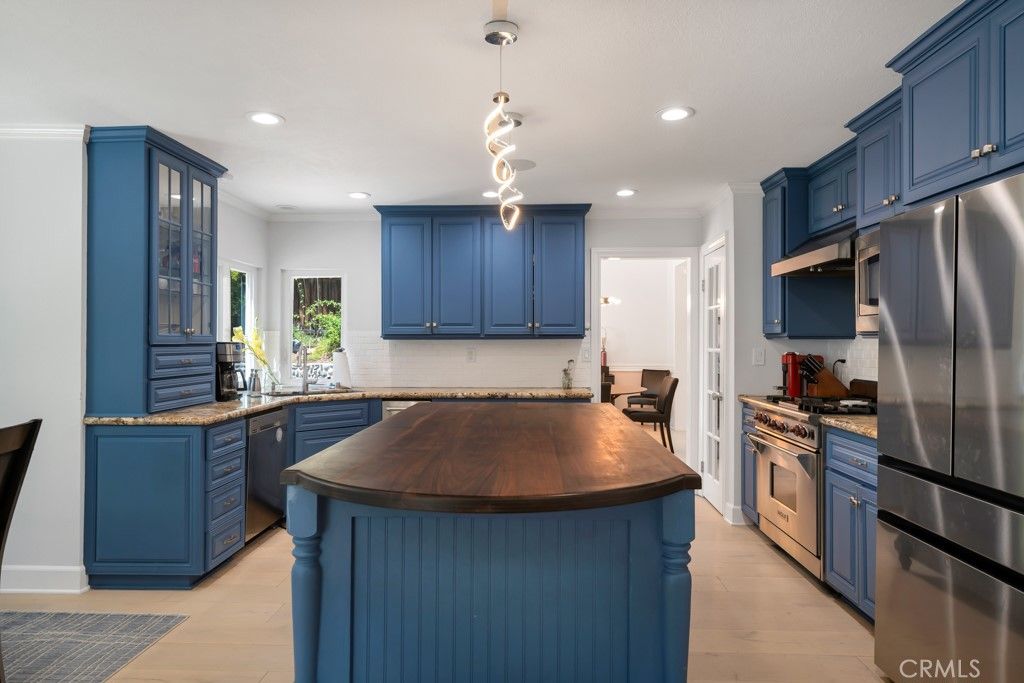 Image 10 of property listing at 869 Admiral Court, Oak Park, CA 91377