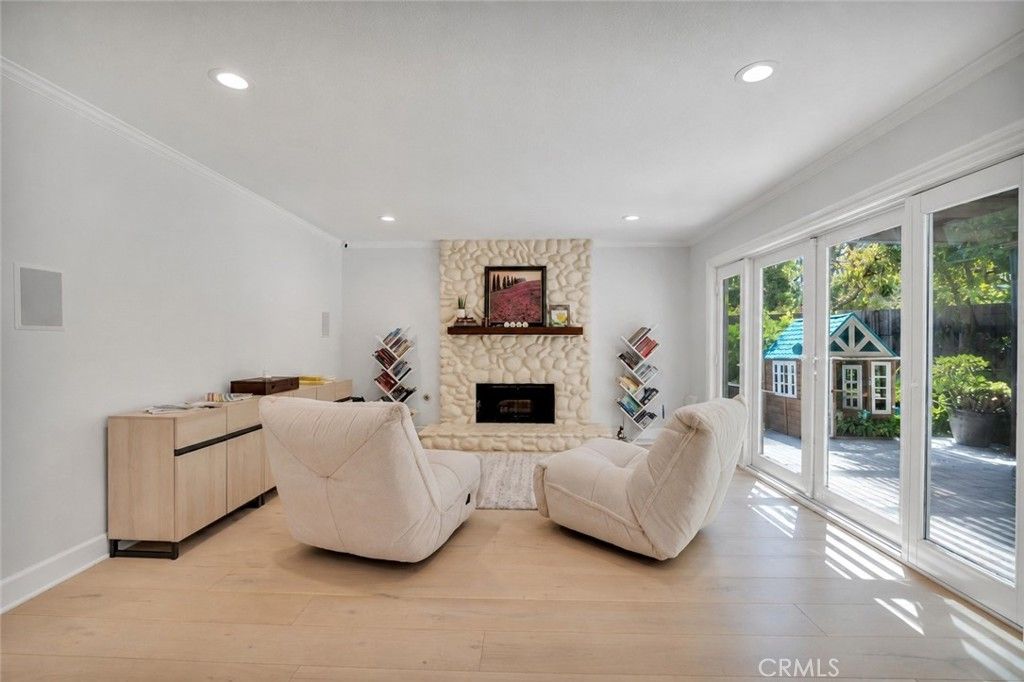 Image 12 of property listing at 869 Admiral Court, Oak Park, CA 91377