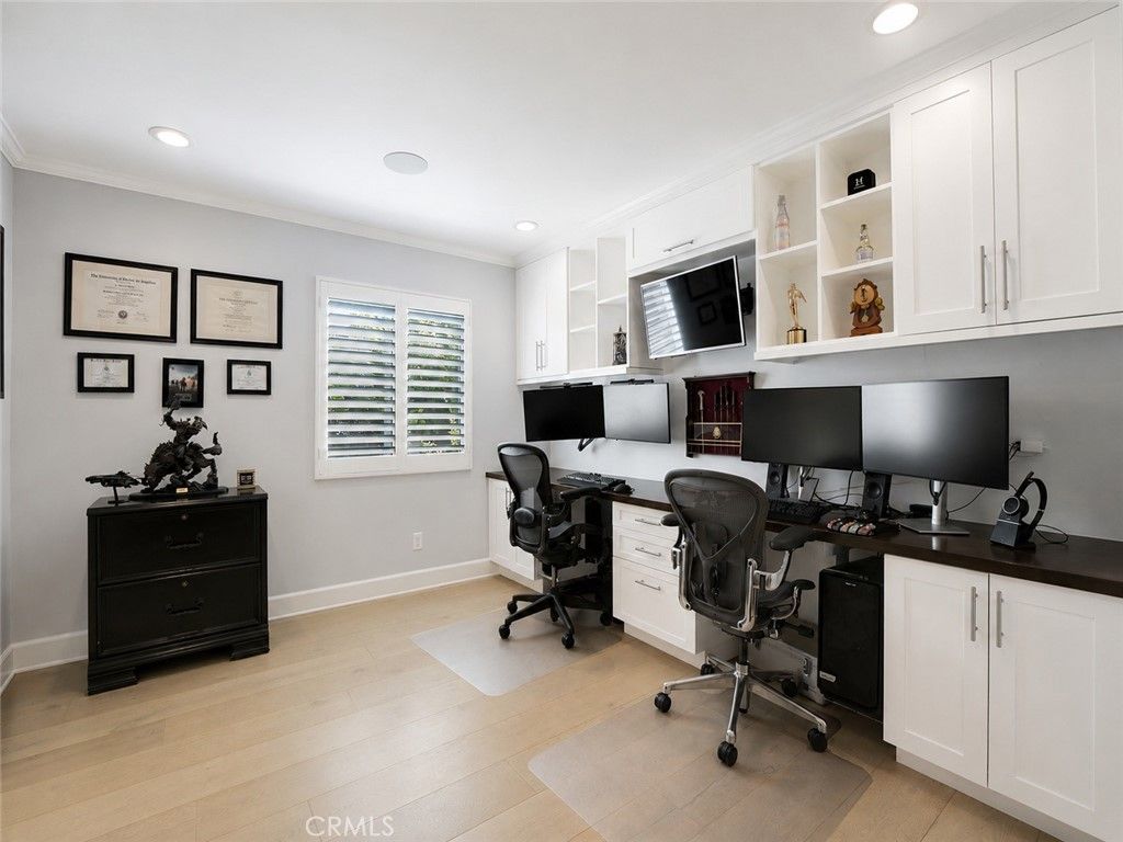 Image 13 of property listing at 869 Admiral Court, Oak Park, CA 91377