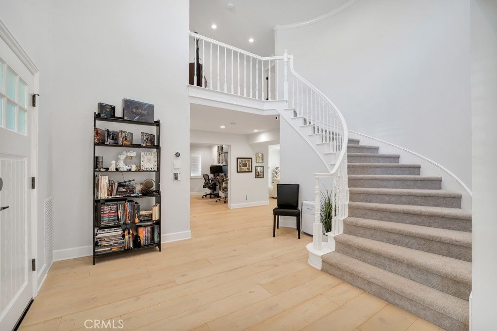 Image 14 of property listing at 869 Admiral Court, Oak Park, CA 91377