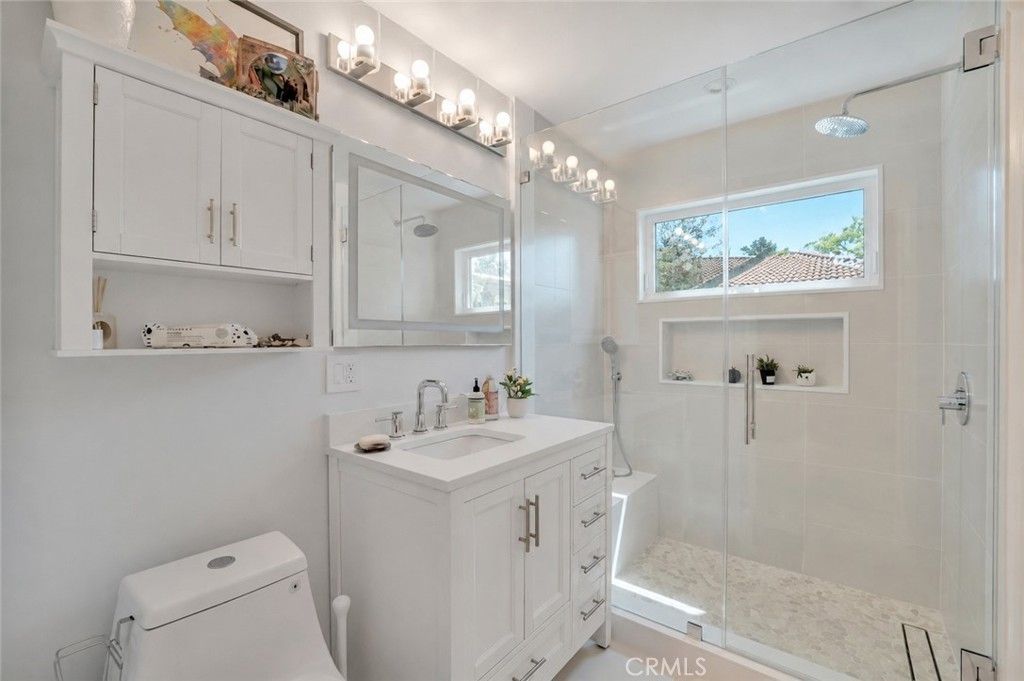 Image 15 of property listing at 869 Admiral Court, Oak Park, CA 91377