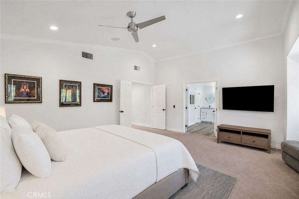 Image 17 of property listing at 869 Admiral Court, Oak Park, CA 91377