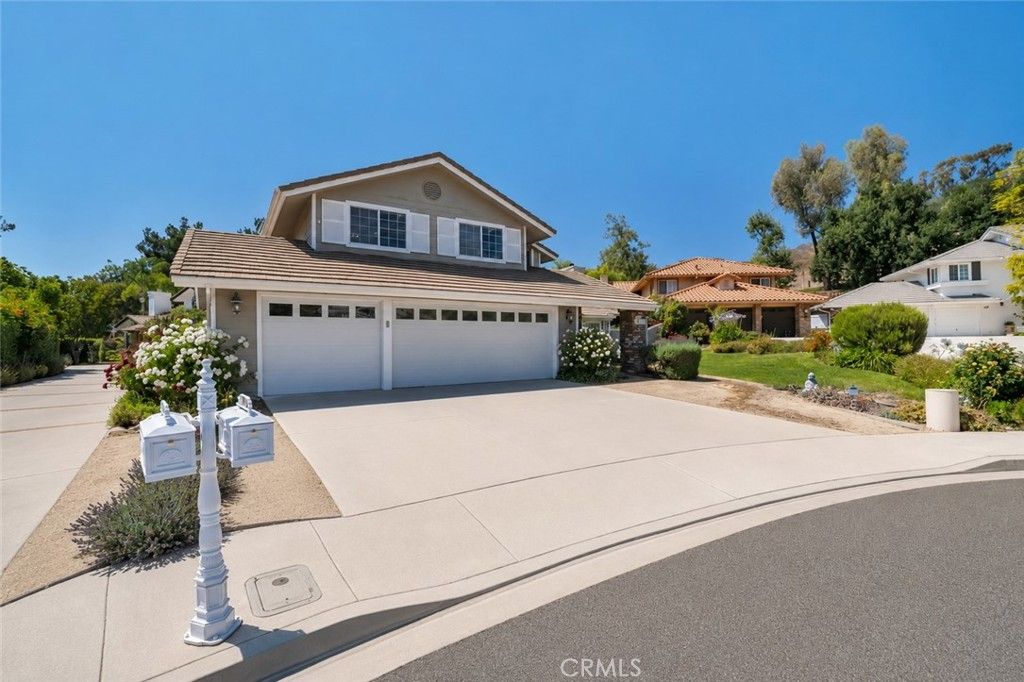 Image 2 of property listing at 869 Admiral Court, Oak Park, CA 91377