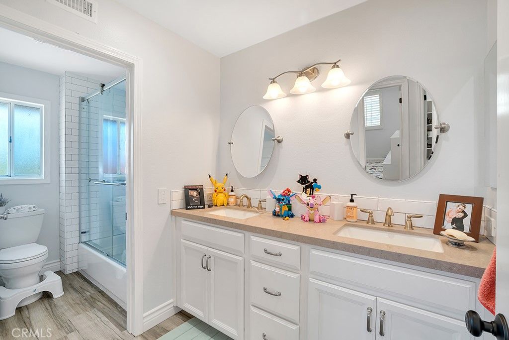 Image 21 of property listing at 869 Admiral Court, Oak Park, CA 91377