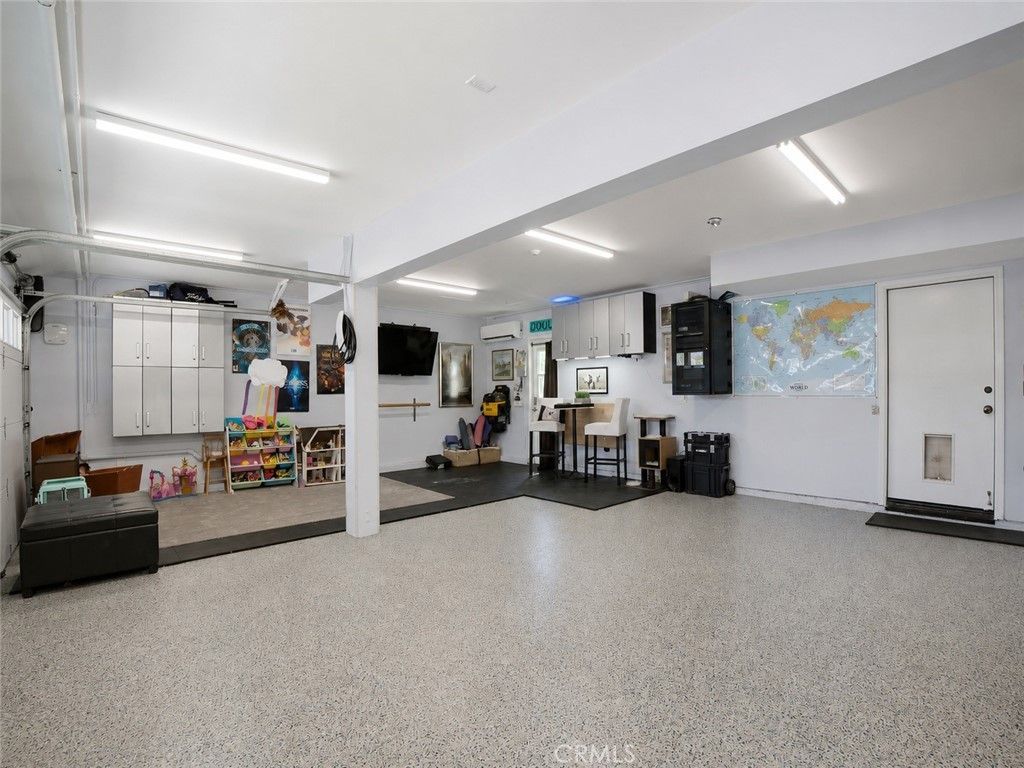 Image 24 of property listing at 869 Admiral Court, Oak Park, CA 91377