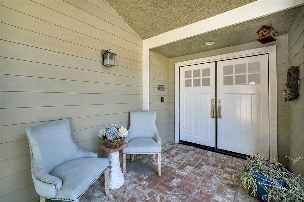 Image 3 of property listing at 869 Admiral Court, Oak Park, CA 91377
