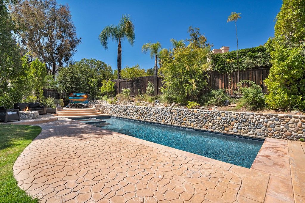 Image 30 of property listing at 869 Admiral Court, Oak Park, CA 91377