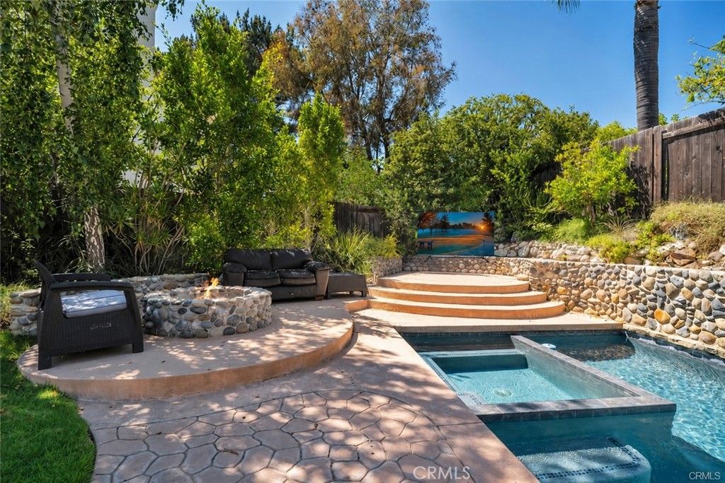 Image 32 of property listing at 869 Admiral Court, Oak Park, CA 91377