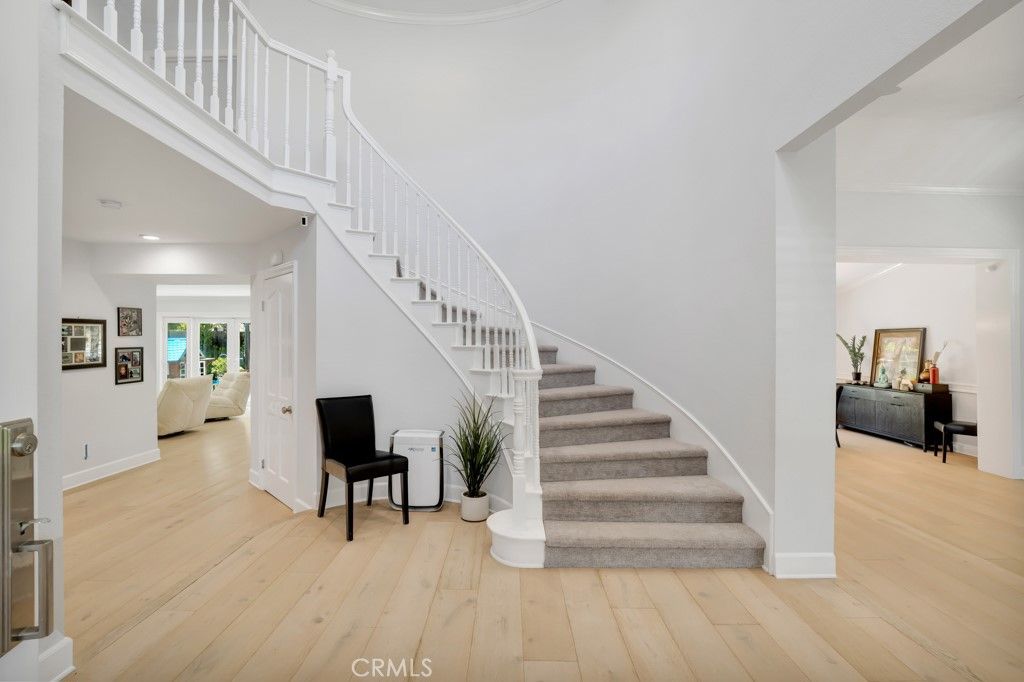 Image 4 of property listing at 869 Admiral Court, Oak Park, CA 91377
