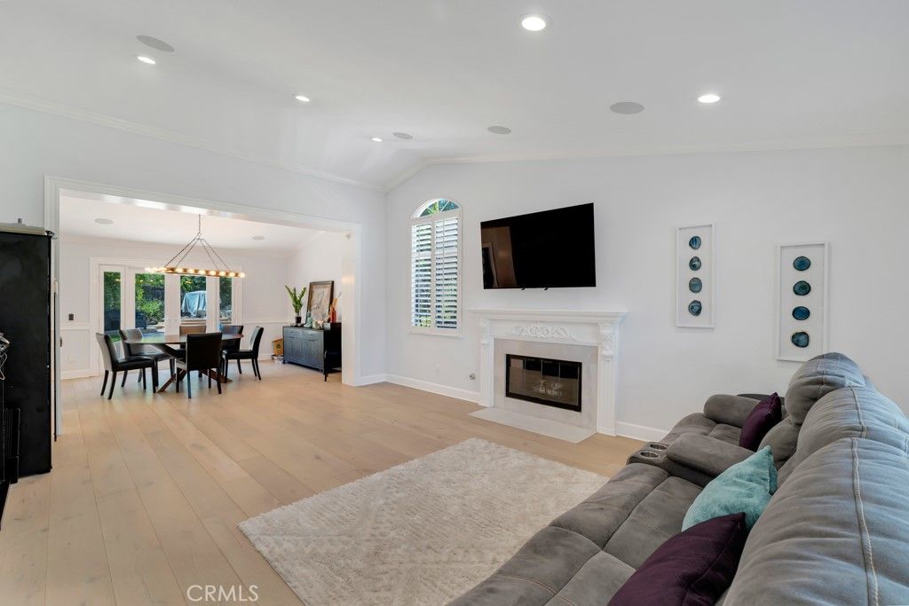 Image 5 of property listing at 869 Admiral Court, Oak Park, CA 91377