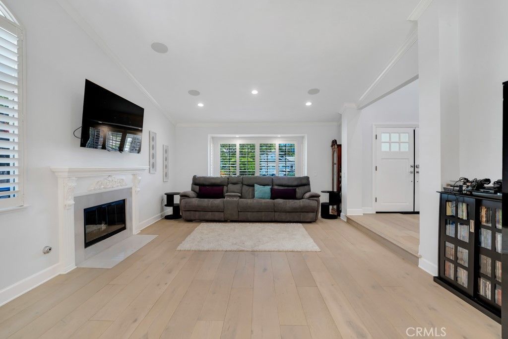 Image 6 of property listing at 869 Admiral Court, Oak Park, CA 91377