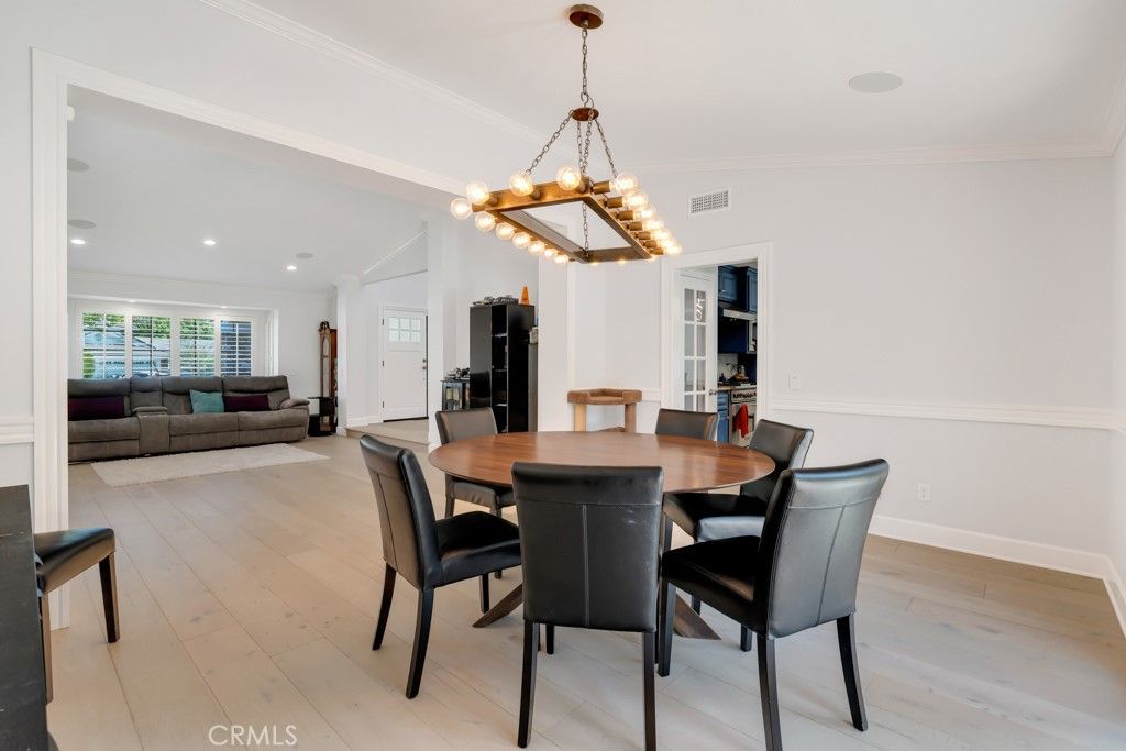 Image 7 of property listing at 869 Admiral Court, Oak Park, CA 91377