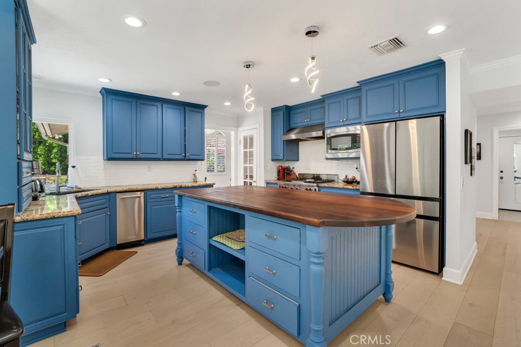 Image 9 of property listing at 869 Admiral Court, Oak Park, CA 91377