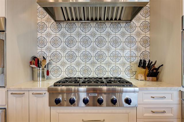 1121 Cumberland Court, Nichols Hills, OK 73116