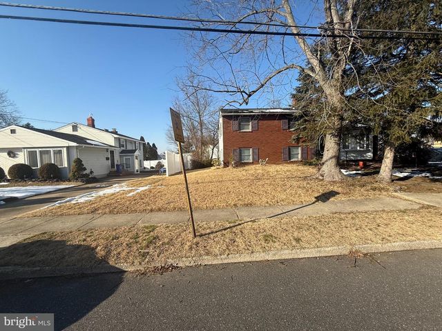 301 LEAF AVE, Bellmawr, NJ 08031