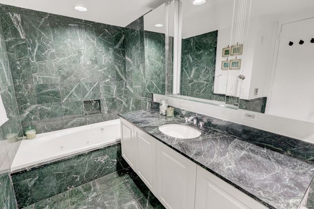111 Cherry Valley Avenue M18, Garden City, NY 11530