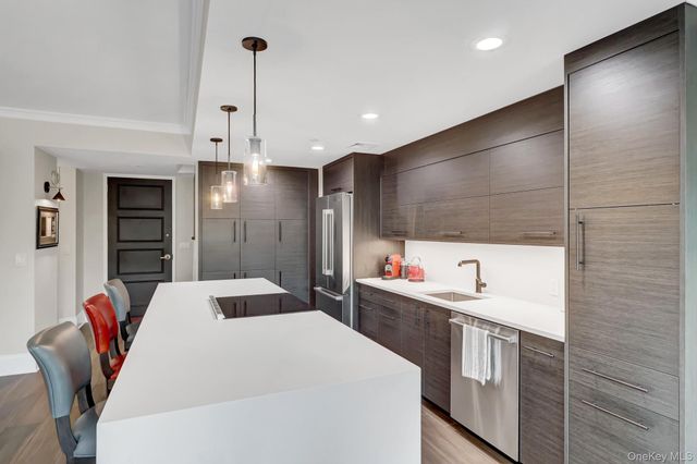 111 Cherry Valley Avenue M18, Garden City, NY 11530