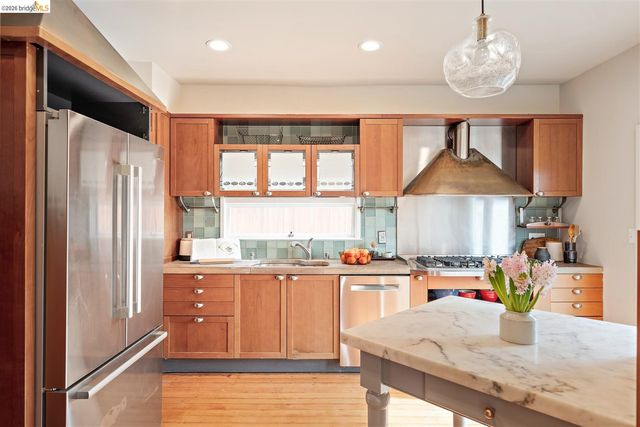 685 Calmar Ave, Oakland, CA 94610