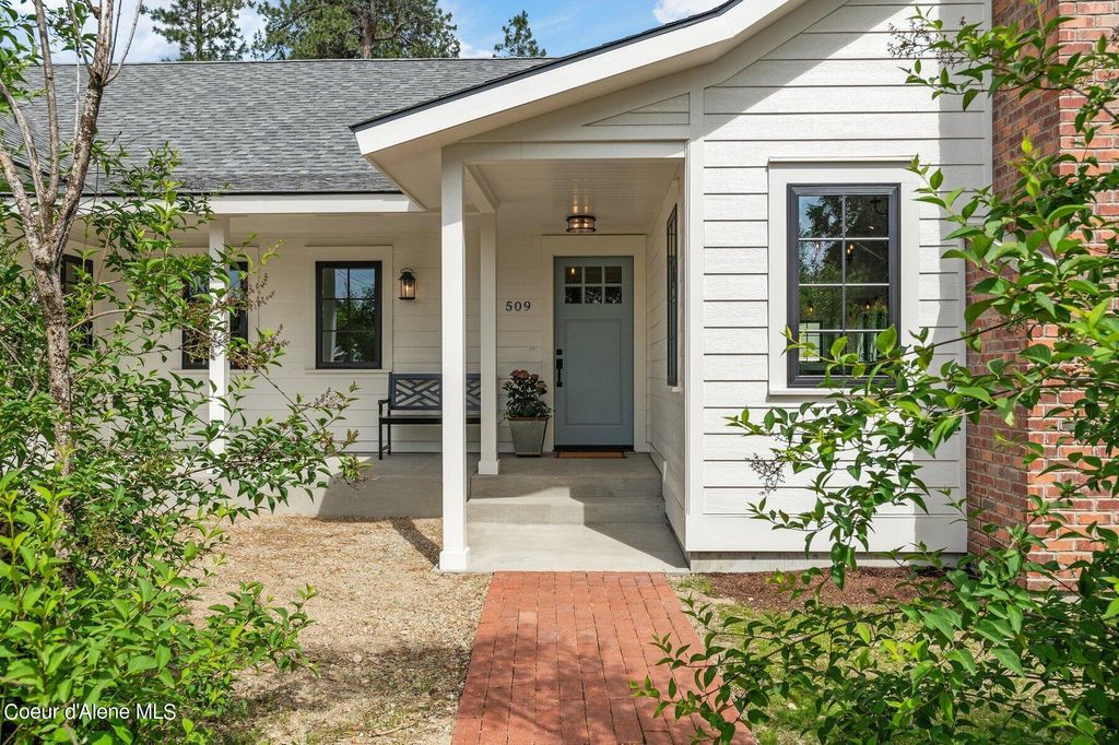509 3rd St, Priest River, ID 83856