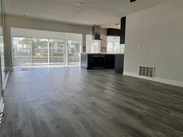 5909 NW 67th Ave, Tamarac, FL 33321