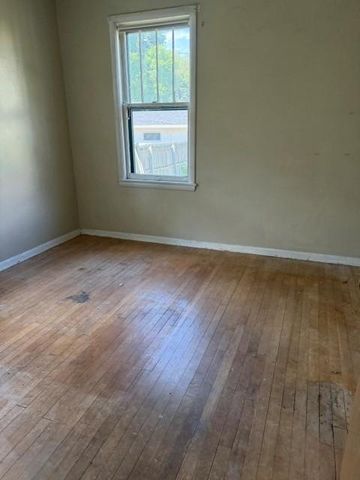 1019 9th Avenue N, Fargo, ND 58102