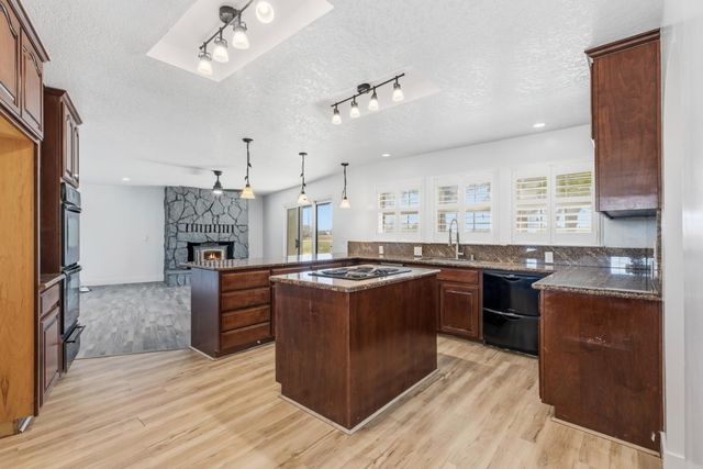 10606 Pioneer Ave, Oakdale, CA 95361