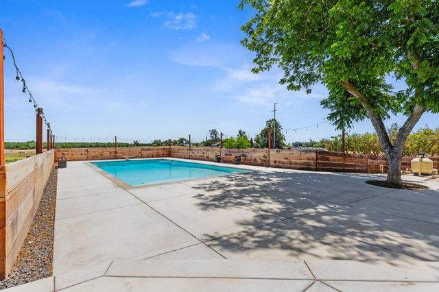 10606 Pioneer Ave, Oakdale, CA 95361