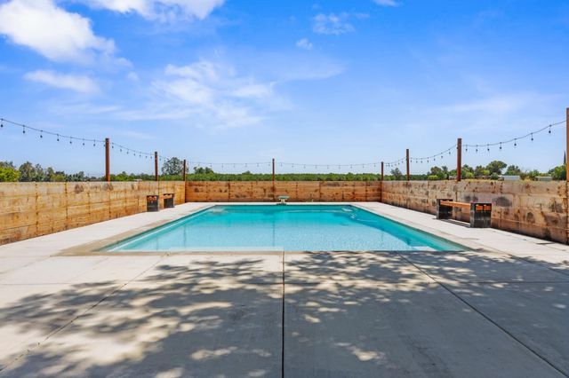 10606 Pioneer Ave, Oakdale, CA 95361