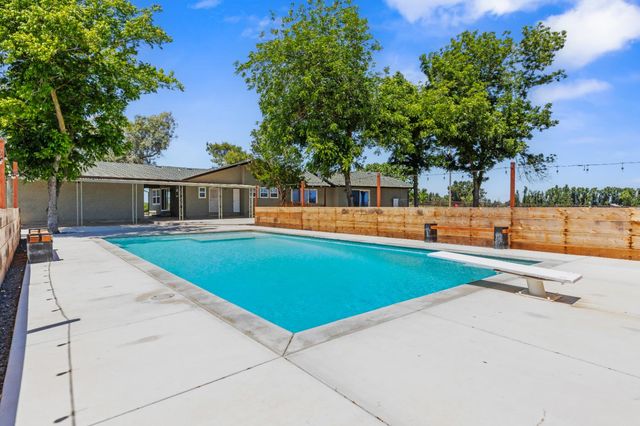 10606 Pioneer Ave, Oakdale, CA 95361
