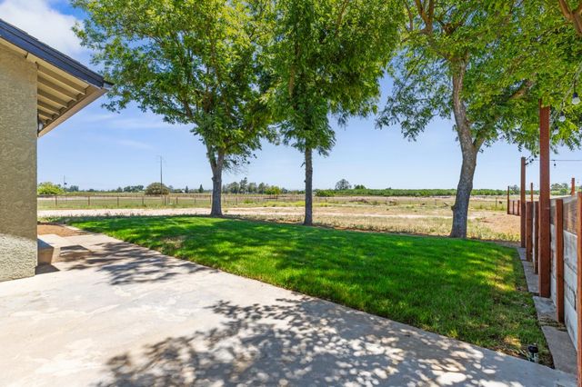 10606 Pioneer Ave, Oakdale, CA 95361
