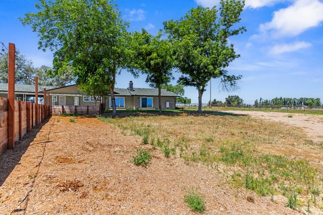 10606 Pioneer Ave, Oakdale, CA 95361