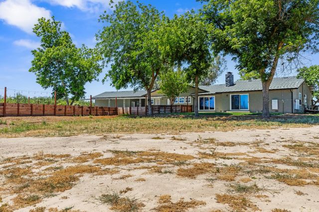 10606 Pioneer Ave, Oakdale, CA 95361