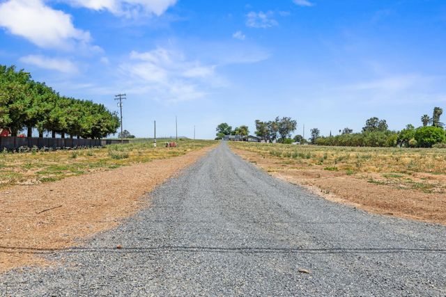 10606 Pioneer Ave, Oakdale, CA 95361