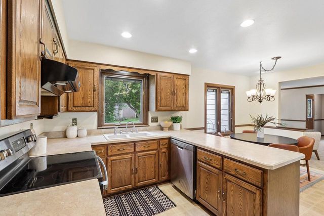 S72W16171 Edith COURT, Muskego, WI 53150