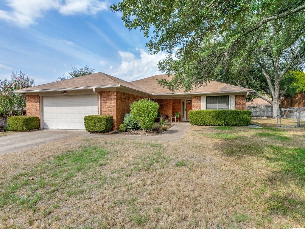 221 Meadowhill Drive, Benbrook, TX 76126 — photo 2