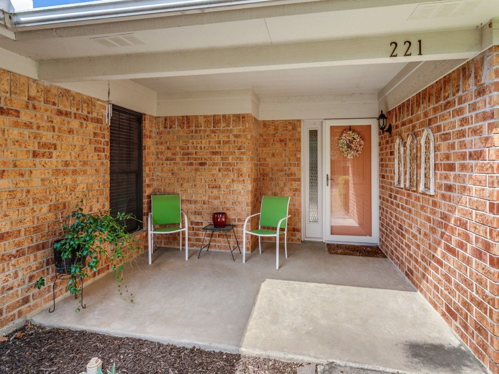 221 Meadowhill Drive, Benbrook, TX 76126 — photo 3