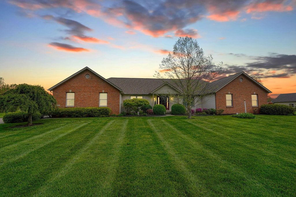 4656 Meadowgrove Drive NW, Carroll, OH 43112