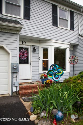 10 Carriage Lane, Englishtown, NJ 07726
