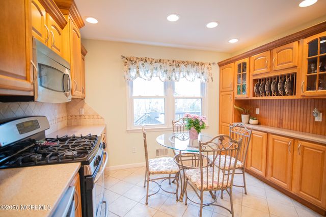 10 Carriage Lane, Englishtown, NJ 07726
