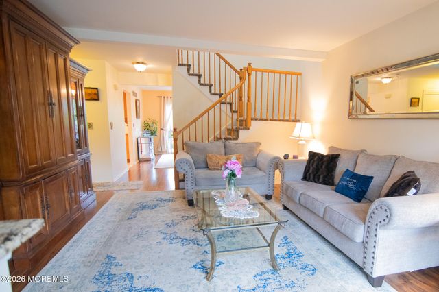 10 Carriage Lane, Englishtown, NJ 07726