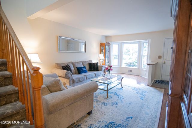 10 Carriage Lane, Englishtown, NJ 07726