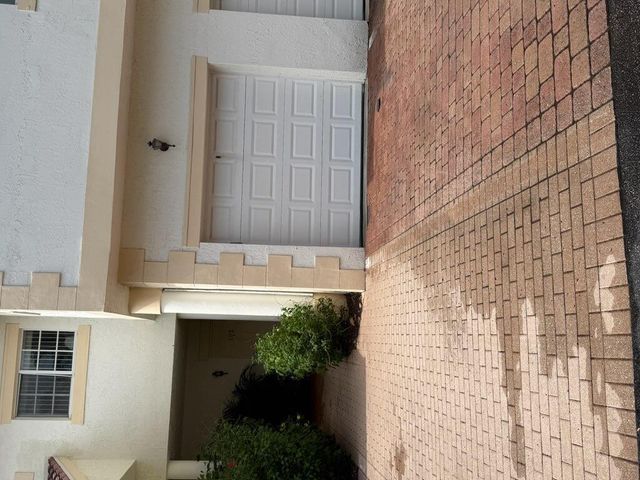 572 7th Square, Vero Beach, FL 32962