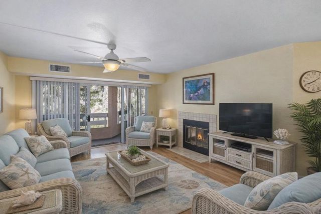 7263 Camino Degrazia 33, San Diego, CA 92111