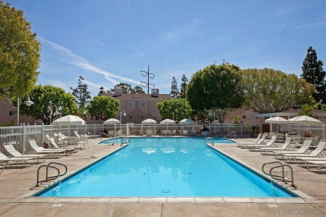 7263 Camino Degrazia 33, San Diego, CA 92111