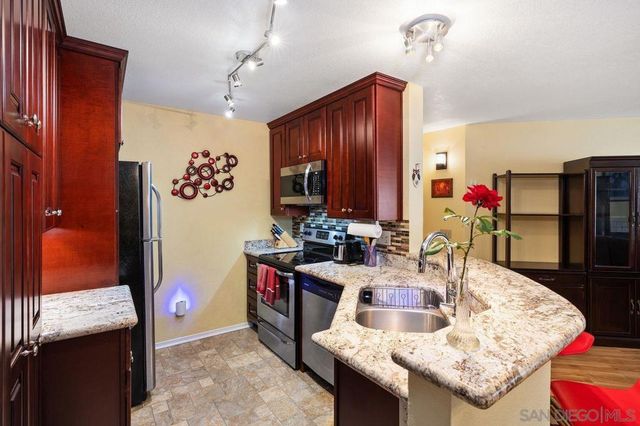 7263 Camino Degrazia 33, San Diego, CA 92111